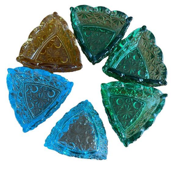 Vintage pinwheel scalloped edge triangle dish set - Picture 1 of 4